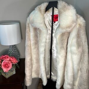 Jennifer Lopez Elegant Cream Faux Fur Coat